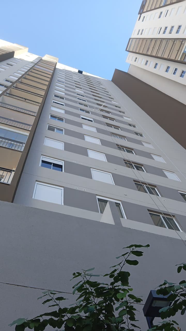Técnico em serviço de altura para instalação de ar-condicionado em fachada de prédio em São Paulo