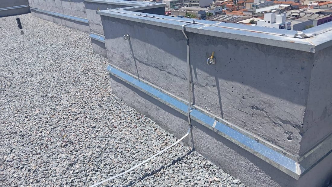Pontos de ancoragem e linha de vida em laje de prédio para instalação de ar-condicionado em rapel e balancim em São Paulo
