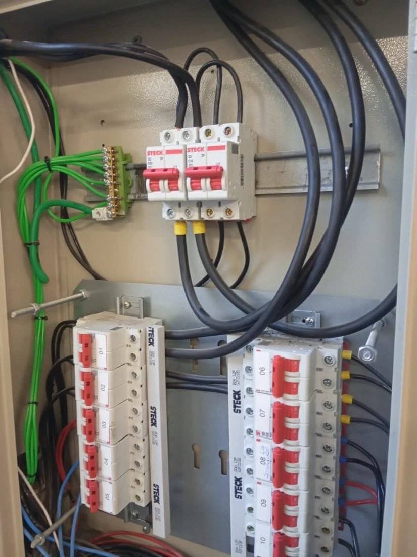 Quadro de distribuição elétrica comercial instalado pela DDS Serviços ECO
