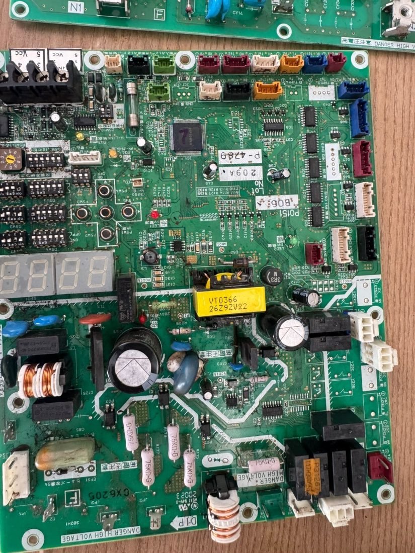 Limpeza técnica, análise de oxidação e verificação de trilhas em placa eletrônica na bancada — DDS Serviços ECO